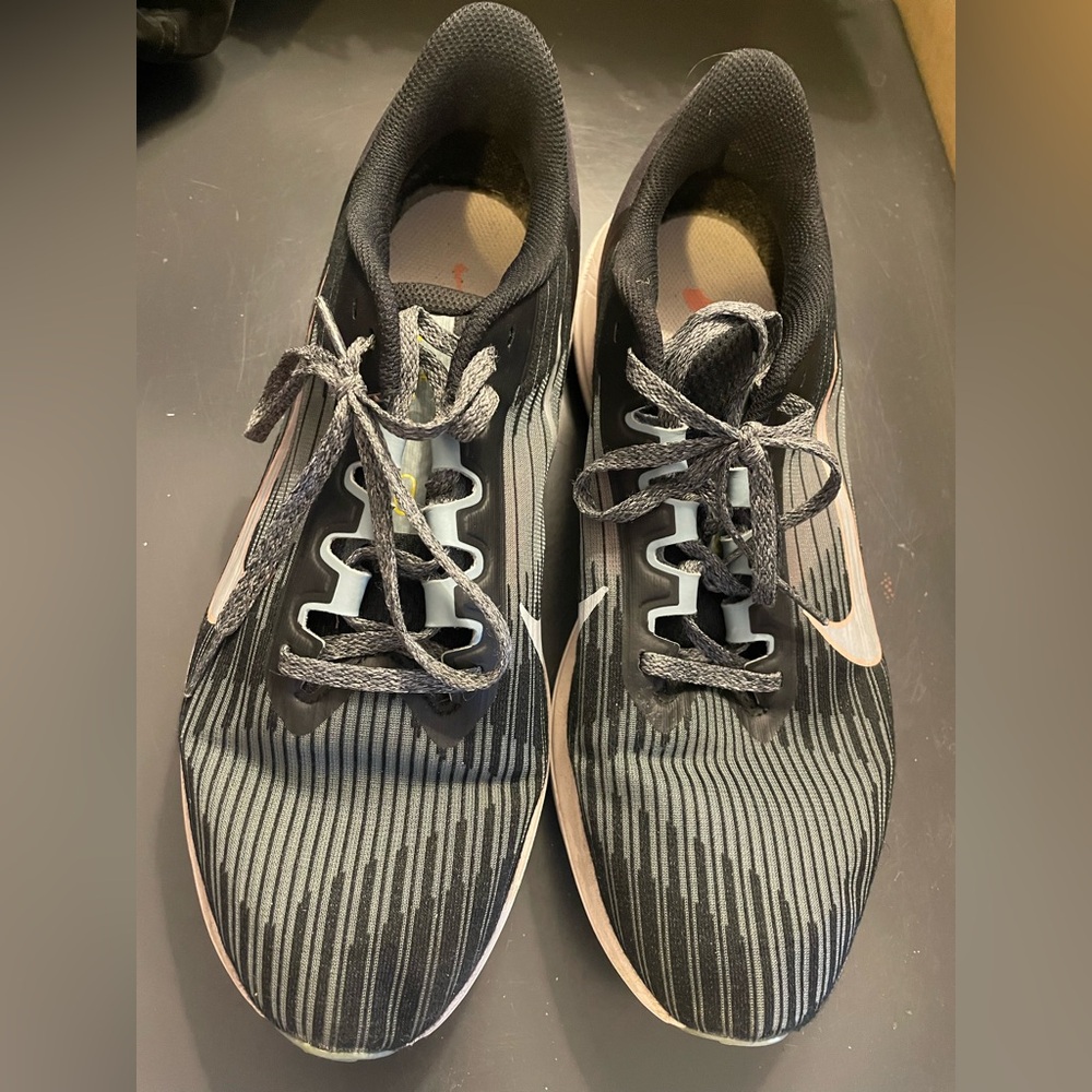 Nike AIR winflo women’s size 12 running sneakers.  Black grey pink Madder Root.
